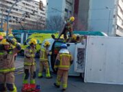 Impactant xoc entre un camió i un tramvia a Sant Adrià: tramvia bolcat