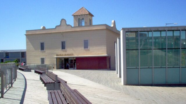 Imatge de la biblioteca de Can Peixauet (Santa Coloma de Gramenet)