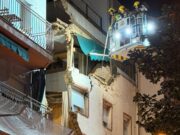 Caos a tocar de Santa Coloma: un edifici s’ensorra i evacuen desenes de veïns