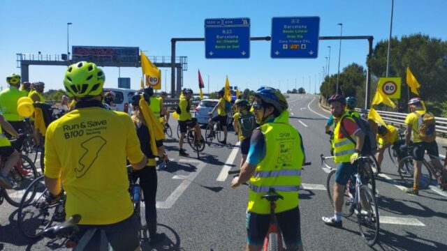 Imatge dels docents al mig de la carretera a la Ronda de Dalt (@USTECSTEs)