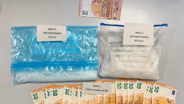 Imatge de la droga i els diners confiscats als detinguts a Santa Coloma de Gramenet (Mossos)