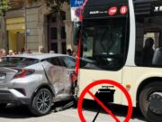 Un xoc entre un autobús i un cotxe col·lapsa Gran de Gràcia
