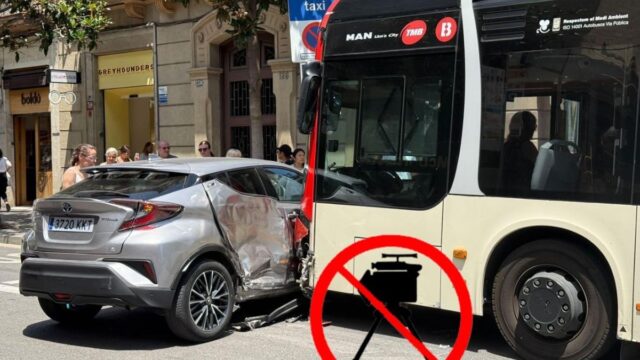 Imatge de l'accident al carrer Gran de Barcelona (Anti-radar Catalunya)