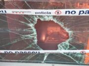 Vidres trencats i embotits escampats després del saqueig d’una xarcuteria a Barcelona