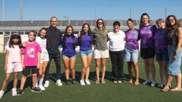Imatge de la Laia Aleixandri amb membres de l'Ajuntament i diferents representants del futbol femení de la vila (Ajuntament de Santa Coloma de Gramenet)